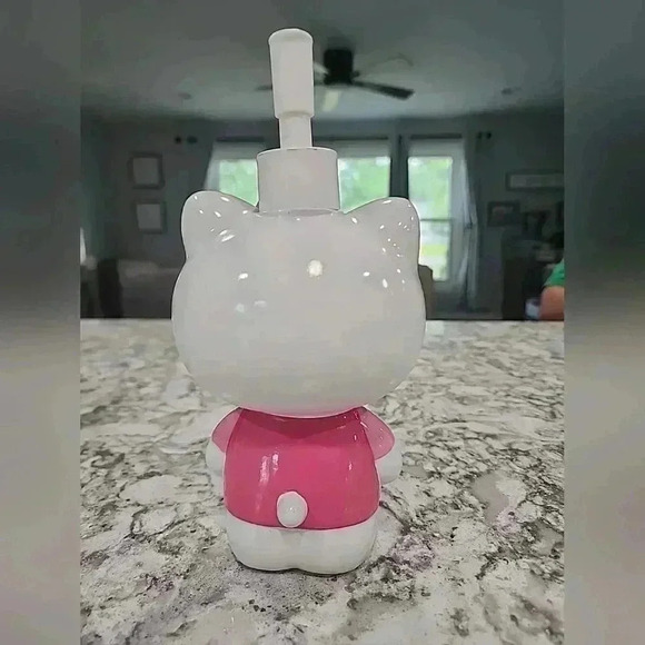 New Hello Kitty Hands On Mouth Pink With Purple Bow Lotion Soap Dispenser Pump - Picture 2 of 2
